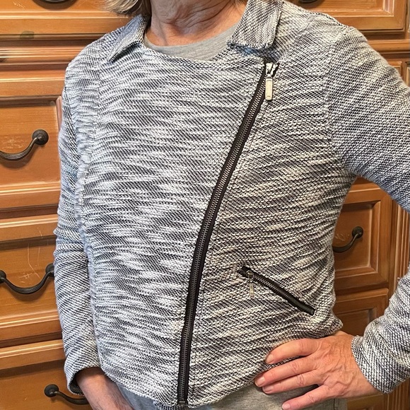 DEPT 222 Ladies Black and White Collared Zippered and Lined Jacket Preowned - Picture 4 of 15